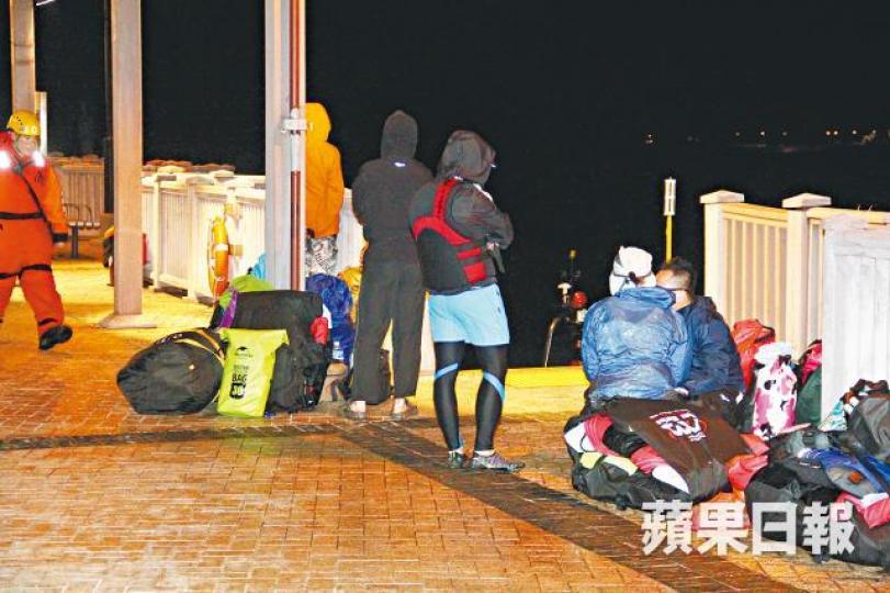 一男子墮海失蹤,其他同行人士在大澳碼頭等消息。警方及消防出動船隻到場搜救。 黎家駒攝 一男子墮海失蹤,其他同行人士在大澳碼頭等消息。警方及消防出動船隻到場搜救。 黎家駒攝