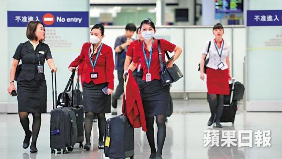 國泰容許機組人員執勤時戴口罩,不少空姐均做足防護措施。黃耀興攝 國泰容許機組人員執勤時戴口罩,不少空姐均做足防護措施。黃耀興攝