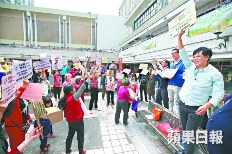 近百名新田圍邨邨民昨集會,抗議屋邨商場業主逼走商戶。王子俊攝 近百名新田圍邨邨民昨集會,抗議屋邨商場業主逼走商戶。王子俊攝