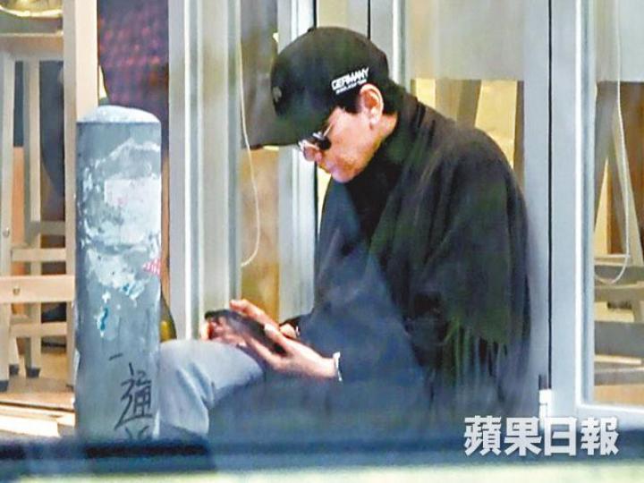 余安安點了一支白酒慢慢飲，一邊睇手機，相當寫意。余安安
