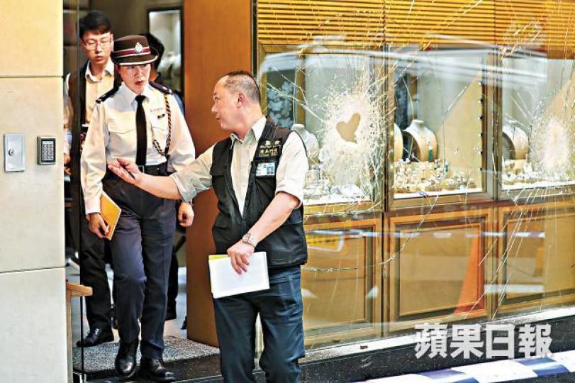 涉案珠寶店櫥窗遭扑爛,被搶去總值近2,200萬元珠寶。資料圖片閉路電視拍下戴口罩和鴨嘴帽的匪徒逃走。 涉案珠寶店櫥窗遭扑爛,被搶去總值近2,200萬元珠寶。資料圖片閉路電視拍下戴口罩和鴨嘴帽的匪徒逃走。