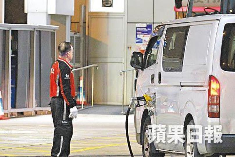 中石化加油站發生入滿油碌卡遭硬性簽賬1,200元事件。黎家駒攝巿民黃先生「入滿」油的收據顯示費用為921元（左圖），但他收到的手機短訊提示卻顯示簽賬1,200元（右圖）。