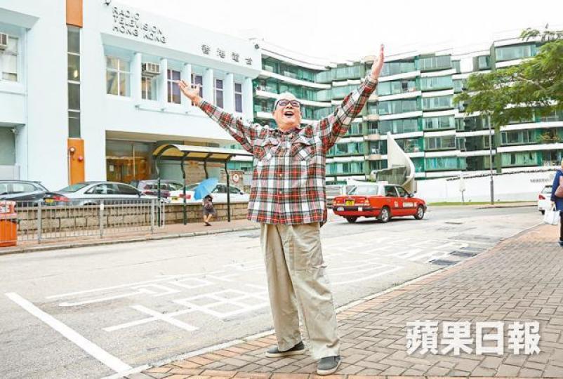 陳泉提起當年拍家計會廣告，他笑說只是頂硬上，根本不懂得划艇。電視截圖
