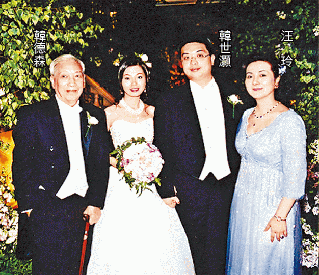 韓世灝2005年結婚時與父母一同合照。葉劉淑儀(左)為韓護航,指其銜頭有助擴闊新民黨國際視野。 韓世灝2005年結婚時與父母一同合照。葉劉淑儀(左)為韓護航,指其銜頭有助擴闊新民黨國際視野。