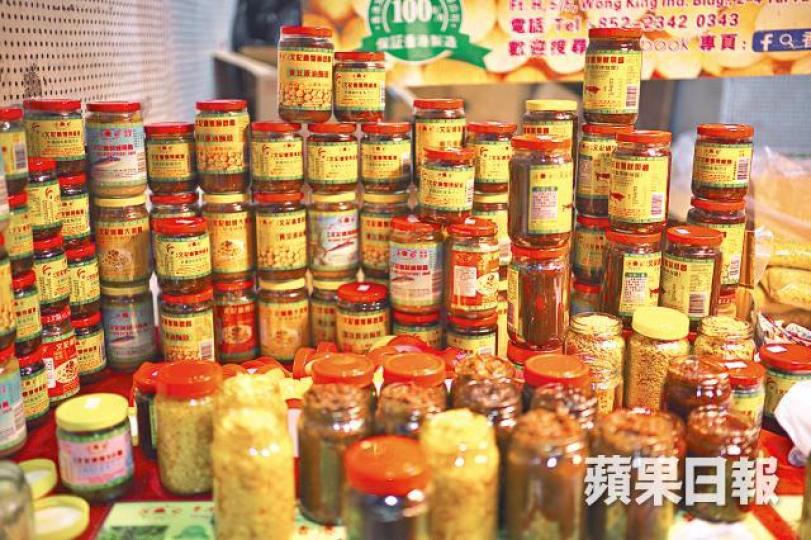 文叔在觀塘靠做街邊檔賣辣魚蛋起家。文叔吃力地攪動着大鏟足兩三小時，汗流浹背。廠內只有文叔、文太、女兒與一兩個員工幾口子經營着。文叔親力親為，到分銷攤位親自坐鎮推銷。辣椒醬、魷魚醬、麵豉醬、xo醬、酸梅醬等款式共十種。四川來的辣椒乾叫辣王，辣味濃烈夠香。一小撮辣椒醬已驚動了舌尖，香辣惹味，接着是芝麻、蝦米、蝦醬等的複雜鮮香，格外美味。文叔自創將芝麻、花生和小蝦米入焗爐烘香，用來炒辣醬，香味豐盈。文叔無辣不歡，食粥都以大量辣椒醬拌吃。