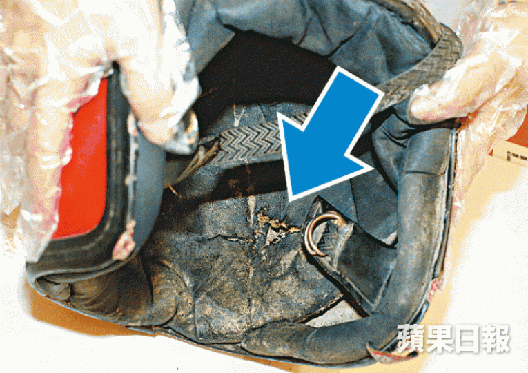 紀念館將展出遇害學生王楠的頭盔,彈孔清晰可見(箭嘴示)。展品包括六四死難者吳向東的手錶、證件及遺書等。資料圖片 紀念館將展出遇害學生王楠的頭盔,彈孔清晰可見(箭嘴示)。展品包括六四死難者吳向東的手錶、證件及遺書等。資料圖片