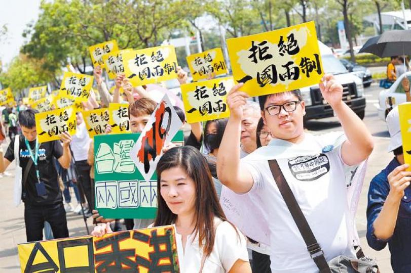 民眾自備道具，將習近平變裝成小熊維尼。　台灣《蘋果日報》
