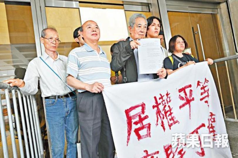 「覆核王」郭卓堅（右三）對判決只感「部份滿意」，表明會上訴。易仰民攝