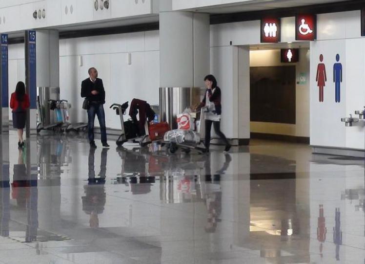 香港機場啲洗手盤全部用「環保」水龍頭，水壓低，難徹底清潔雙手。　資料圖片
