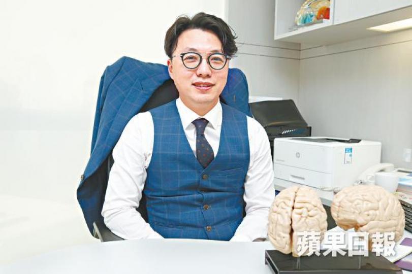 袁孟豪指半邊面持續痙攣或與神經線受刺激有關。李潤芳攝 袁孟豪指半邊面持續痙攣或與神經線受刺激有關。李潤芳攝