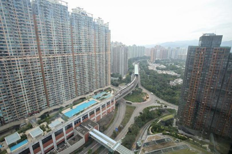 大陸嚴厲打擊逃稅、走資，香港在地理上有優勢，好多大陸人設法變做香港人，令住宅需求增加，樓市想跌都幾難。　資料圖片