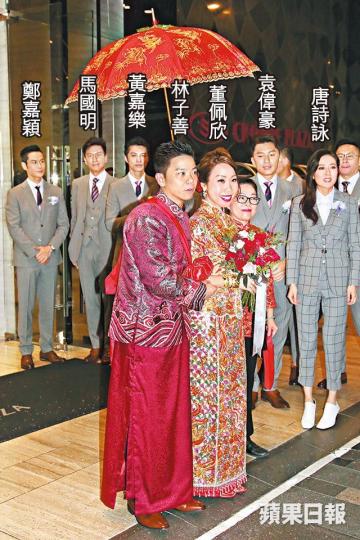 林子善去年4月與圈外女友董佩欣擺喜酒，場面星光熠熠，想不到事隔一年後卻爆出林子善嫌賓客人情少。資料圖片林子善在社交網揶揄友人，又叫友人上網找公價人情應付多少。讀者提供圖片婚宴當日，林子善邀得馬國明、鄭嘉穎、黃嘉樂及唐詩詠等擔任兄弟。林子善日前與一班朋友預祝他本周六生日，與太太在社交網晒收到的金牛大利是。互聯網圖片