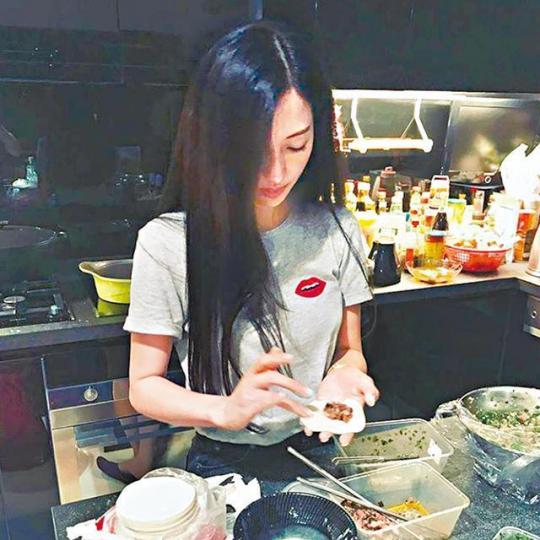王秀琳不時上載在家下廚的照片。互聯網圖片王秀琳的廚房完全報銷，幸好工人姐姐和狗仔都無恙。互聯網圖片