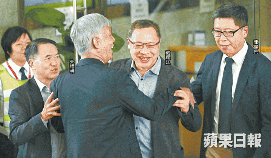 佔中至今同歷艱辛，三子昨在庭外互相勉勵。
