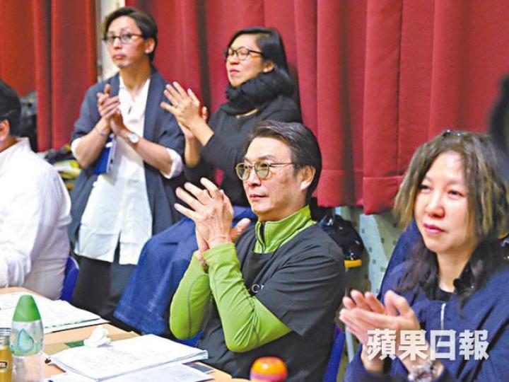劉松仁（中）身兼舞台劇《利瑪竇》的策劃、導演及創作。陳潔儀和王梓軒認真綵排，七情上面。