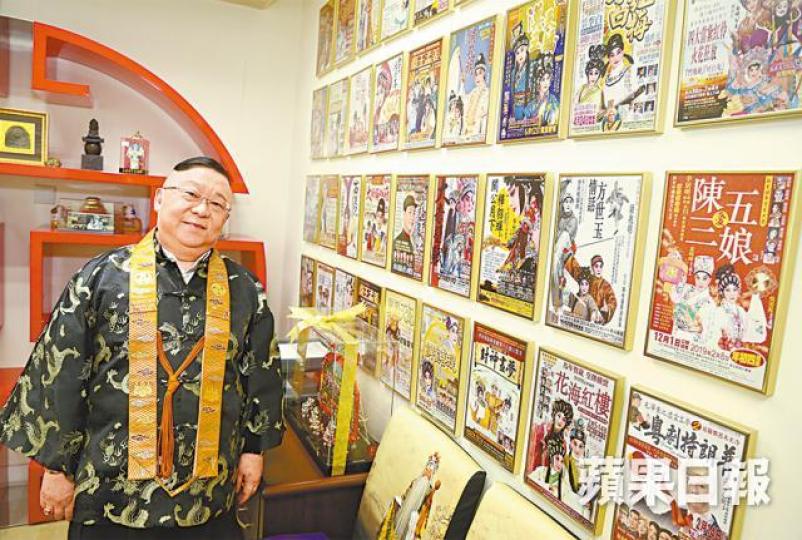 李居明指是看到長者和學生在新光購票睇大戲而受感動，希望將粵劇傳承下去。明日開始公演的《粵劇特朗普》，是《毛澤東之虛雲三夢》的part 2。李居明還會為掌相等講學，學生也甚多。