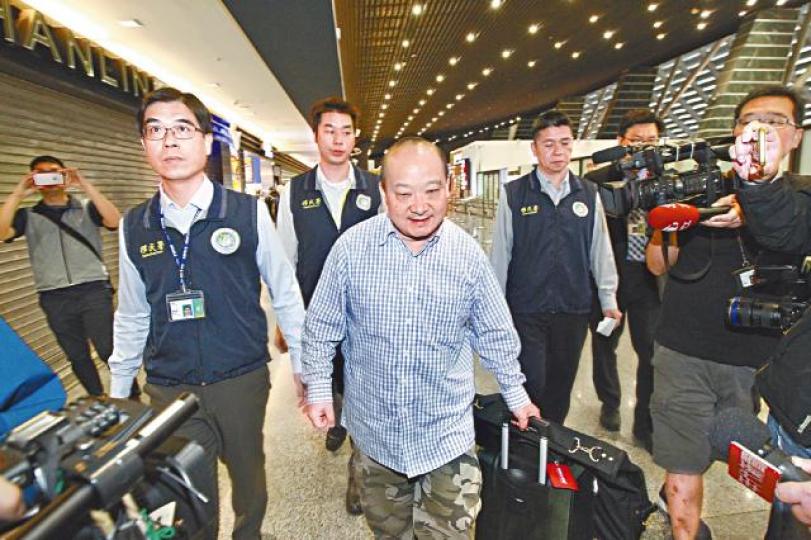大陸武統學者李毅被台灣當局強制逐離境。 台灣《蘋果新聞網》李毅被台驅逐後,昨早抵達香港機場。文兆麟攝多名台灣移民署職員押送李毅。台灣《蘋果新聞網》蘇貞昌(右)直斥李毅是恐怖分子。中央社 大陸武統學者李毅被台灣當局強制逐離境。 台灣《蘋果新聞網》李毅被台驅逐後,昨早抵達香港機場。文兆麟攝多名台灣移民署職員押送李毅。台灣《蘋果新聞網》蘇貞昌(右)直斥李毅是恐怖分子。中央社