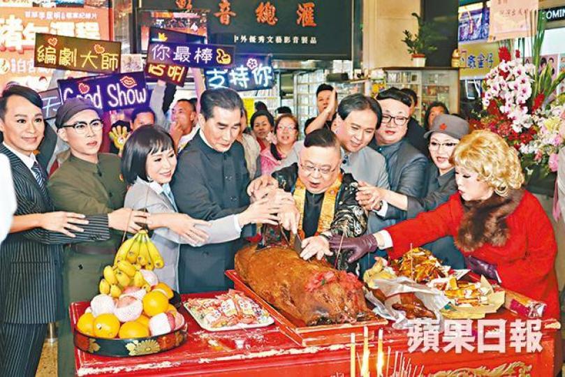 李居明前晚在開騷前，親自主持敲鑼儀式。
