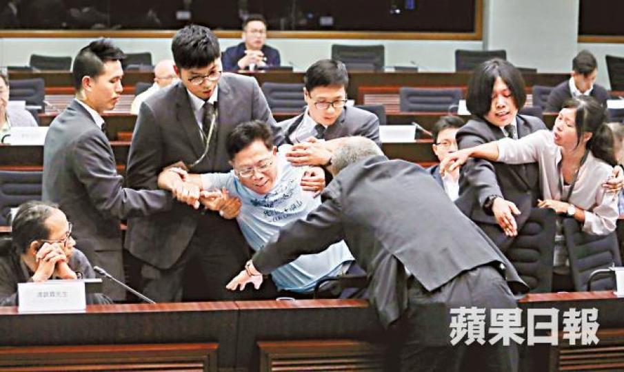立會昨就明日大嶼舉行公聽會,有環團成員被指騷擾議員發言遭趕離場。許頌明攝
立會昨就明日大嶼舉行公聽會,有環團成員被指騷擾議員發言遭趕離場。許頌明攝