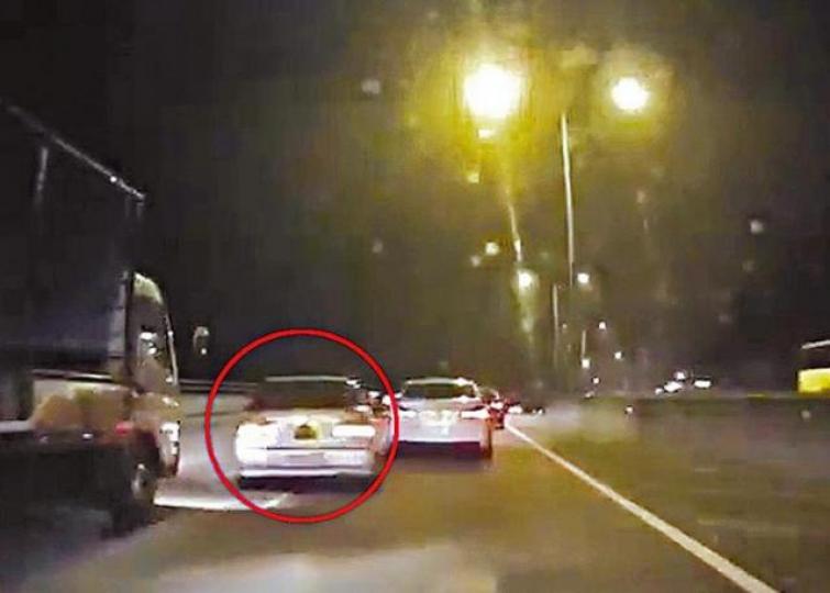 警方鎖定參與追逐的黑色私家車,拘捕司機(綠衫者)及拍片乘客(白衫者)。張培生攝
警方鎖定參與追逐的黑色私家車,拘捕司機(綠衫者)及拍片乘客(白衫者)。張培生攝
