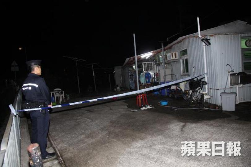 前日傍晚兩童在丙崗村一間鐵皮屋玩打邊爐用的小型石油氣罐被燒傷,警到場調查。
前日傍晚兩童在丙崗村一間鐵皮屋玩打邊爐用的小型石油氣罐被燒傷,警到場調查。