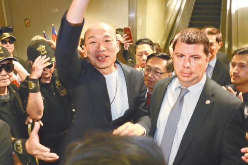 正在美國訪問的韓國瑜,昨到洛杉磯時遇大批僑胞舉牌支持,要他選總統。台灣《蘋果新聞網》
正在美國訪問的韓國瑜,昨到洛杉磯時遇大批僑胞舉牌支持,要他選總統。台灣《蘋果新聞網》