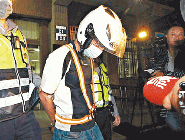 陳男刺死母親後被捕。台灣《蘋果新聞網》
