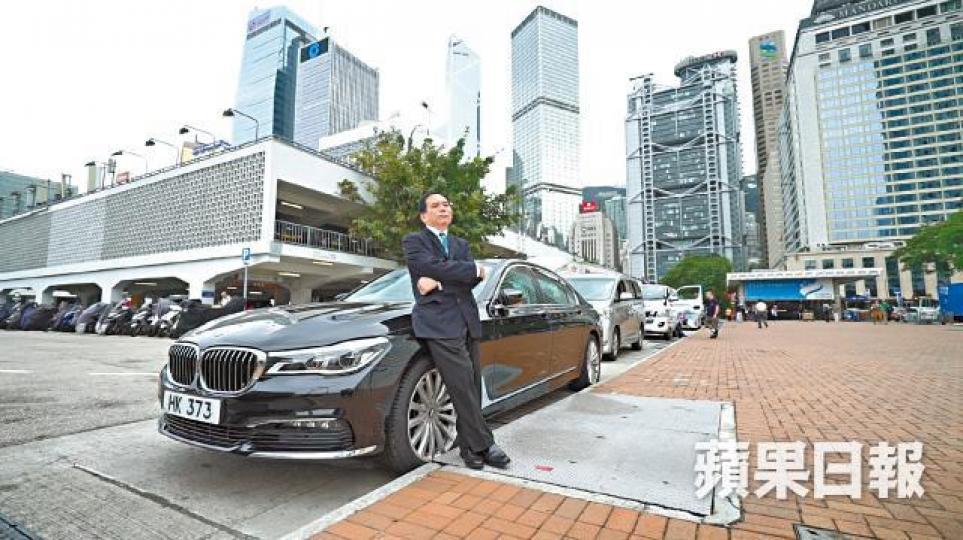 渣打大班司機陳祺威在近半個世紀，駕着公司房車穿梭中環。在2000年，陳祺威在渣打前大班戴維思（右）家中歡聚。受訪者提供陳祺威與太太（左）曾在渣打前大班黎恪義家中慶祝聖誕，右二為黎恪義太太。受訪者提供