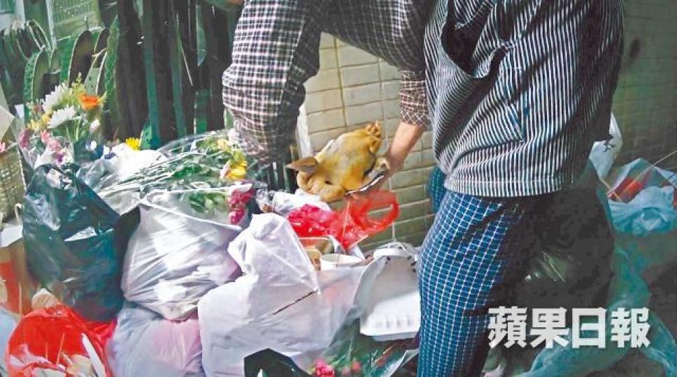 在長生店後巷,曾婆婆熟練地從垃圾袋中掏出一隻白切雞。婆婆每天在寶其利街擺檔賣食物。檔口食物種類多,點心、麵包、月餅等,應有盡有。婆婆有時會執紙皮變賣,幫補生計。必嘉街一長生店後巷,是婆婆(箭嘴示)找祭肉變賣的地點。 在長生店後巷,曾婆婆熟練地從垃圾袋中掏出一隻白切雞。婆婆每天在寶其利街擺檔賣食物。檔口食物種類多,點心、麵包、月餅等,應有盡有。婆婆有時會執紙皮變賣,幫補生計。必嘉街一長生店後巷,是婆婆(箭嘴示)找祭肉變賣的地點。