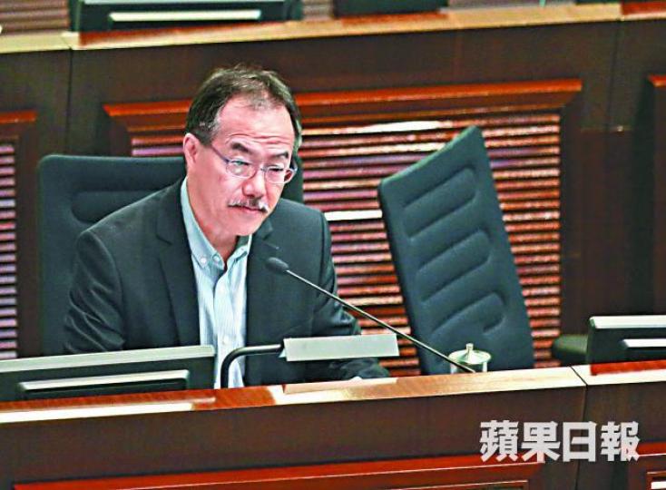 張超雄質疑國歌條例對未能肅立人士帶有歧視性。許智峯擔心若有巿民在奏國歌時未有肅立和不夠尊重,或要負上民事責任。 張超雄質疑國歌條例對未能肅立人士帶有歧視性。許智峯擔心若有巿民在奏國歌時未有肅立和不夠尊重,或要負上民事責任。