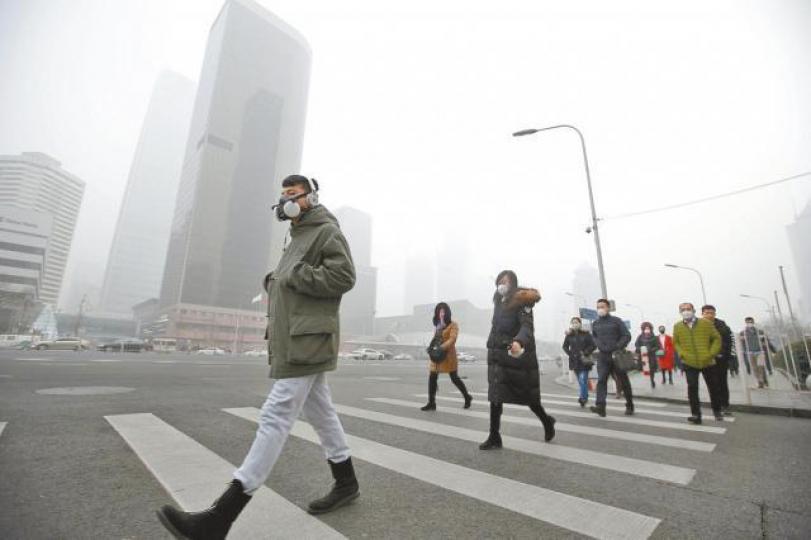 遇上空氣污染嚴重時,在北京商業區民眾外出都戴口罩。路透社 遇上空氣污染嚴重時,在北京商業區民眾外出都戴口罩。路透社