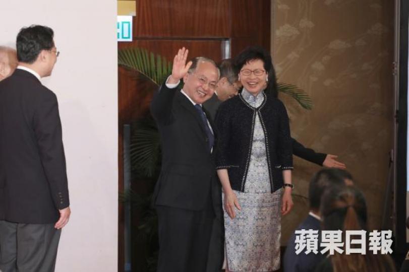 王志民「生擒」林鄭後,笑逐顏開,向台下揮手。 王志民「生擒」林鄭後,笑逐顏開,向台下揮手。