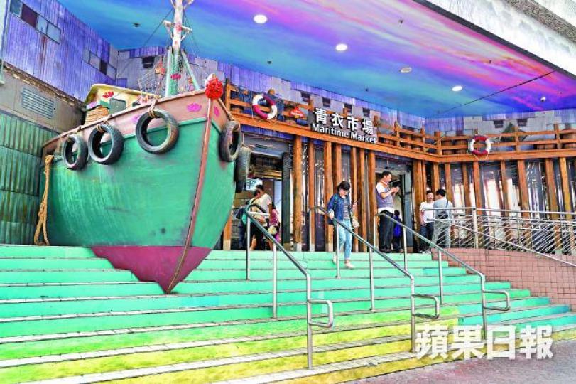 青衣市場的船狀搭建物為需清拆的違例構築物,但建華稱沒收到要求拆除的通知。黃文邦攝建華指青衣市場近150個舖位中,出租率逾97%。 青衣市場的船狀搭建物為需清拆的違例構築物,但建華稱沒收到要求拆除的通知。黃文邦攝建華指青衣市場近150個舖位中,出租率逾97%。