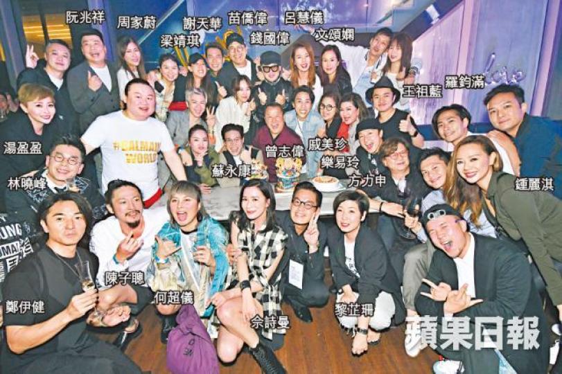 志偉前日牛一,眾好友齊集為他慶祝。薛凱琪(左)及余安安亦有到場。衛詩同樣在4月生日,前晚是她的第二個生日派對。(左起)志偉指阿倫和阿B成日唱歌,前晚三人就想舒服一點聽別人唱歌。 志偉前日牛一,眾好友齊集為他慶祝。薛凱琪(左)及余安安亦有到場。衛詩同樣在4月生日,前晚是她的第二個生日派對。(左起)志偉指阿倫和阿B成日唱歌,前晚三人就想舒服一點聽別人唱歌。