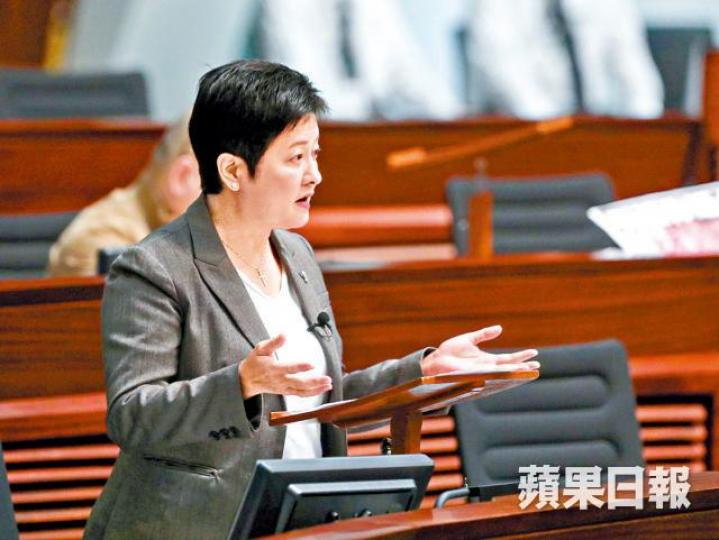 黃碧雲擬提私人草案,幫助海外港人醫生回流,遭醫委會委員蔡堅反對。 黃碧雲擬提私人草案,幫助海外港人醫生回流,遭醫委會委員蔡堅反對。