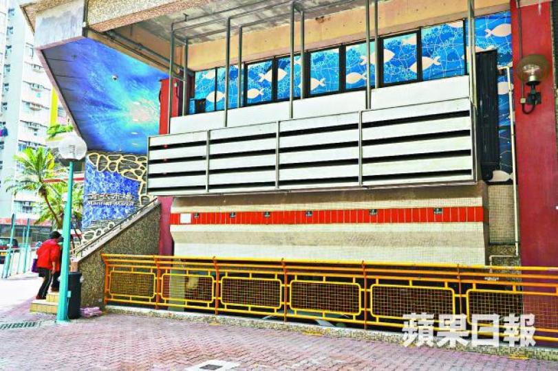《蘋果》發現青衣市場外的冷氣機支架連金屬擋板,也屬違例建築物。 《蘋果》發現青衣市場外的冷氣機支架連金屬擋板,也屬違例建築物。
