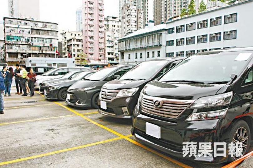 警方前年5月放蛇打擊非法載客,扣留多部私家車。 警方前年5月放蛇打擊非法載客,扣留多部私家車。