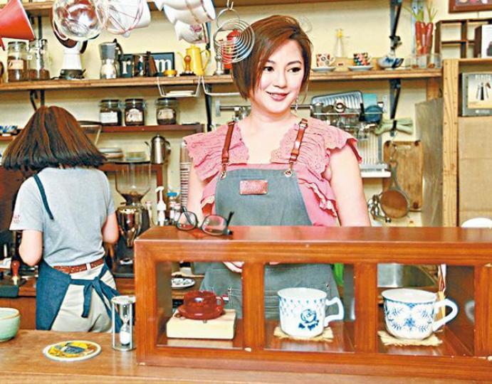 「奀妹」傅天穎希望以咖啡開展人生新一頁。台灣《蘋果新聞網》「奀妹」傅天穎抱住謙卑心情過日子。傅天穎當年與陳子強婚變後,負面新聞不斷。奀妹2005年出道時樣子甜美,迷倒不少男生。 「奀妹」傅天穎希望以咖啡開展人生新一頁。台灣《蘋果新聞網》「奀妹」傅天穎抱住謙卑心情過日子。傅天穎當年與陳子強婚變後,負面新聞不斷。奀妹2005年出道時樣子甜美,迷倒不少男生。