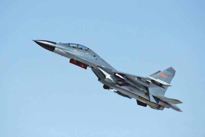 解放軍殲11戰機再次飛越台灣海峽中線。 資料圖片台灣F16戰機 解放軍殲11戰機再次飛越台灣海峽中線。 資料圖片台灣F16戰機