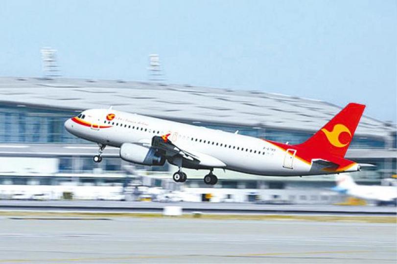 天津航空一架飛機引擎遭乘客投幣。 天津航空一架飛機引擎遭乘客投幣。