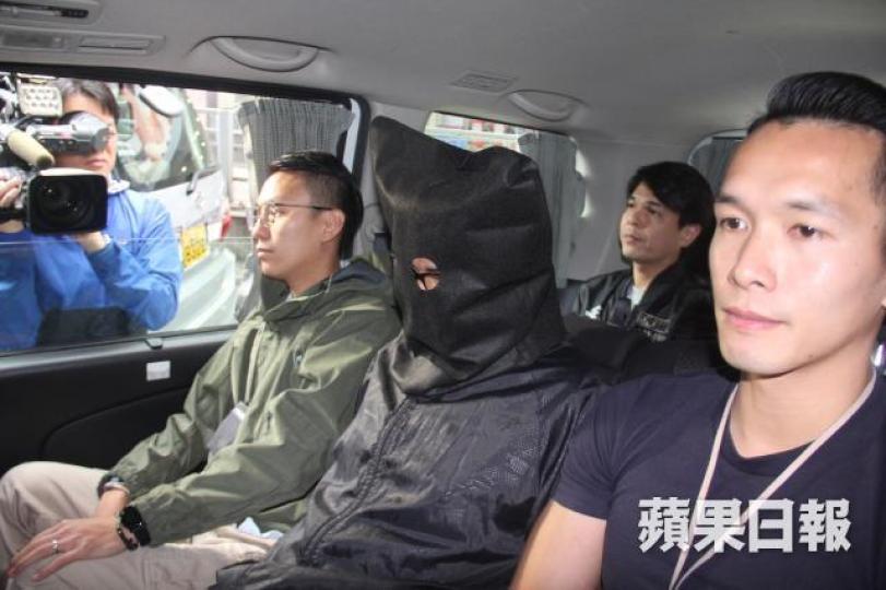 其中一名涉案男子被警方蒙頭帶署。 其中一名涉案男子被警方蒙頭帶署。