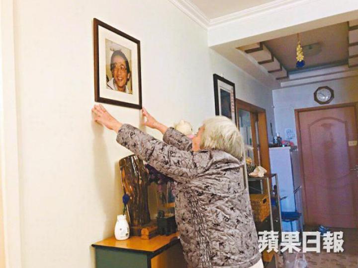 事隔30年，張先玲對兒子王楠的思念從未止息。王楠中彈時戴着的頭盔將於香港六四館展出。