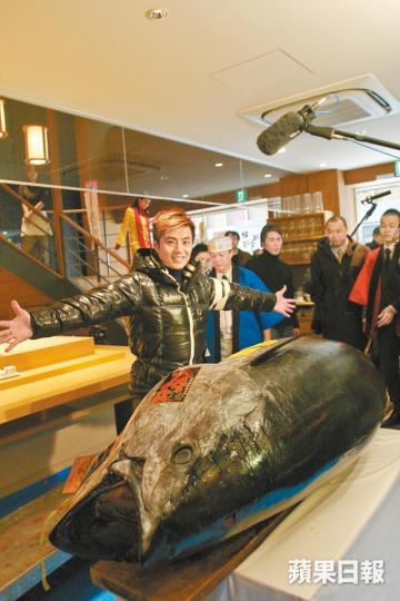 鄭威濤2008年在日本首次投得「日本一」藍鰭吞拿魚，成為一時熱話。蘋果教父喬布斯