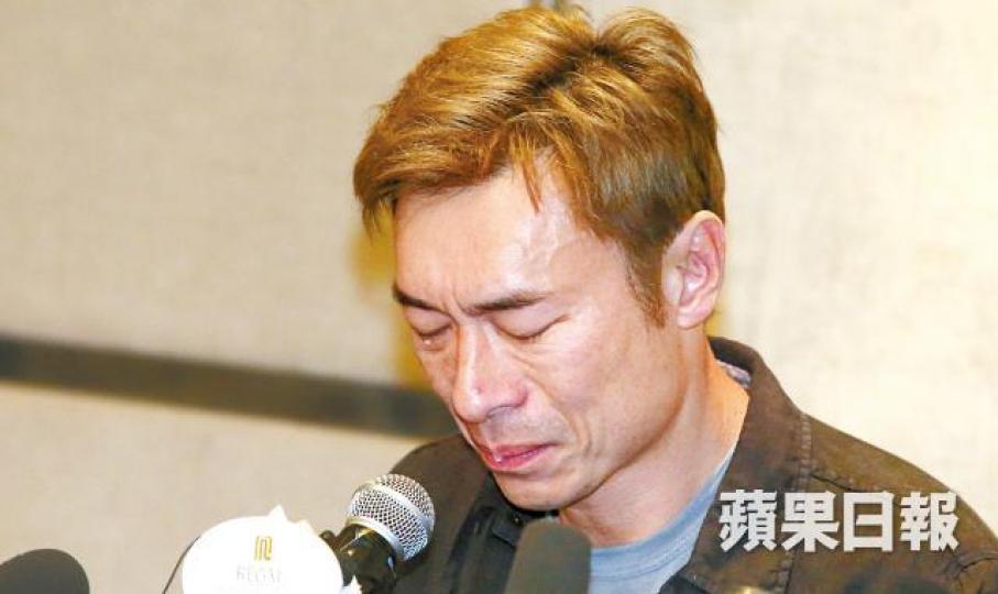 許志安昨在記者會聲淚俱下認錯。王子俊攝黃心穎主攻【挨身撒嬌】黃心穎主攻【埋身擒啜】黃心穎主攻【大力熊抱】許志安突擊【手摸大髀】許志安突擊【主動錫面】黃心穎本月3日上載跟許志安等人出席友人生日飯局照片，打扮與偷情片的衣服一樣。互聯網許志安與鄭秀文愛情長跑28年，2014年結婚；圖為二人2010年在鄭的演唱會上合唱。
