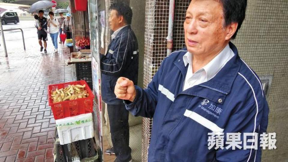 目擊事發經過的保安員稱菜檔老闆娘一度以刀架頸。胡恩宏攝 目擊事發經過的保安員稱菜檔老闆娘一度以刀架頸。胡恩宏攝