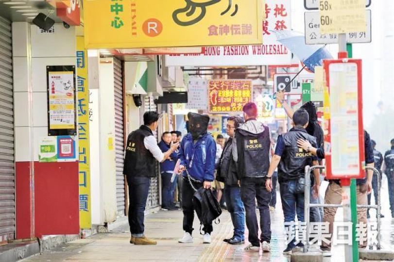 疑犯手持道具槍模擬開槍過程。 疑犯手持道具槍模擬開槍過程。