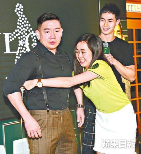杜汶澤前晚在活動上玩遊戲度胸肌,一面尷尬。 杜汶澤前晚在活動上玩遊戲度胸肌,一面尷尬。
