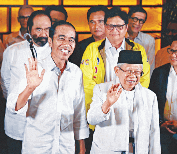維多多（左）與副總統候選人阿明慶祝勝選在望，但呼籲支持者耐心等官方點票結果。路透社