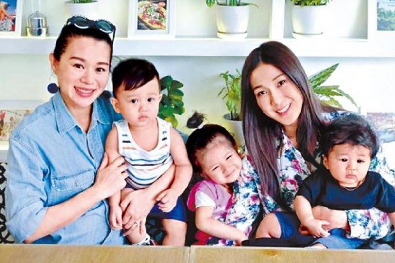 鍾嘉欣（右二）表示好期待杏兒嘅BB出世。互聯網圖片早前大肚杏兒同囝囝去蘇梅島玩。微博圖片
