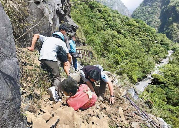 花蓮昨地震，一名馬來西亞籍遊客在太魯閣觀光時遭落石壓住下半身，情況危殆。地震後當地山區不時出現山崩。有辦公室天花板被震落。另一名女傷者被落石擊傷頭獲救，由直升機送院。
